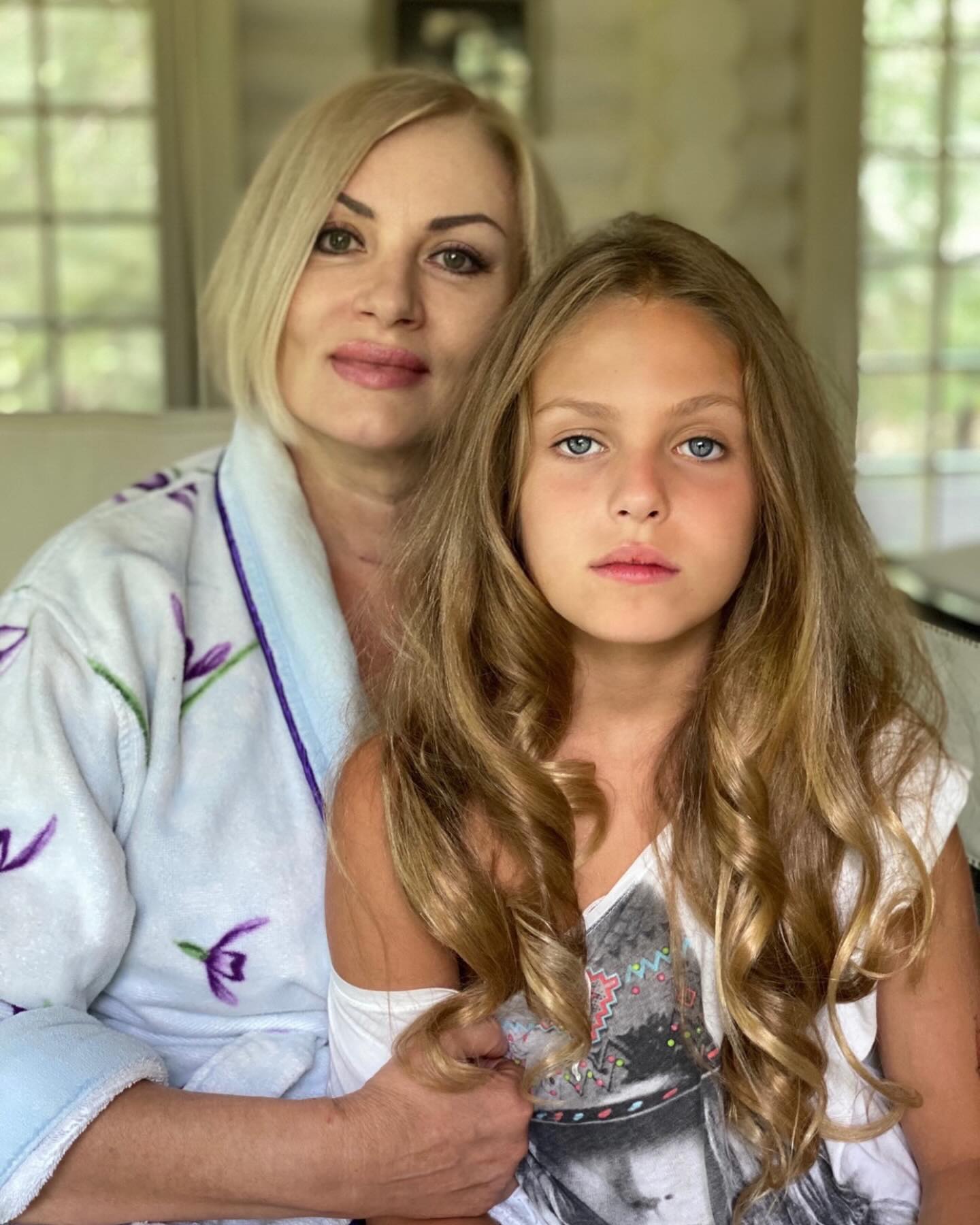 &quot;Как сестры&quot;: Полякова поразила сеть невероятным сходством с мамой (фото)